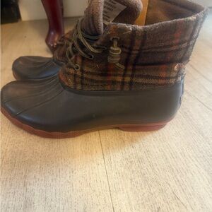 Sperry Brown Plaid Winter Boots size 9 plaid .